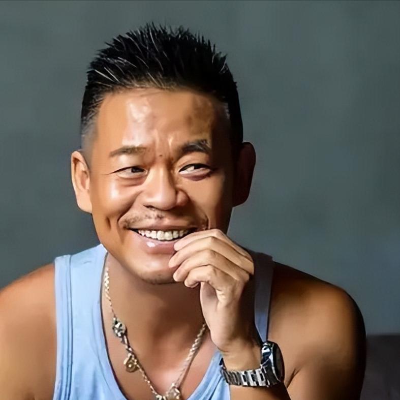 演员，孙浩，西安人，父母都是普普通通的工人，孙浩喜欢唱歌，却几次报考失败，上了技