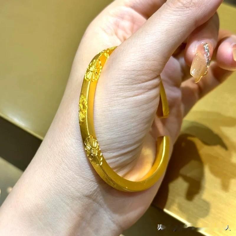 一觉醒来，黄金市场正经历一场无声洗牌。

朋友开了个金店，说最近黄金价太贵了，生