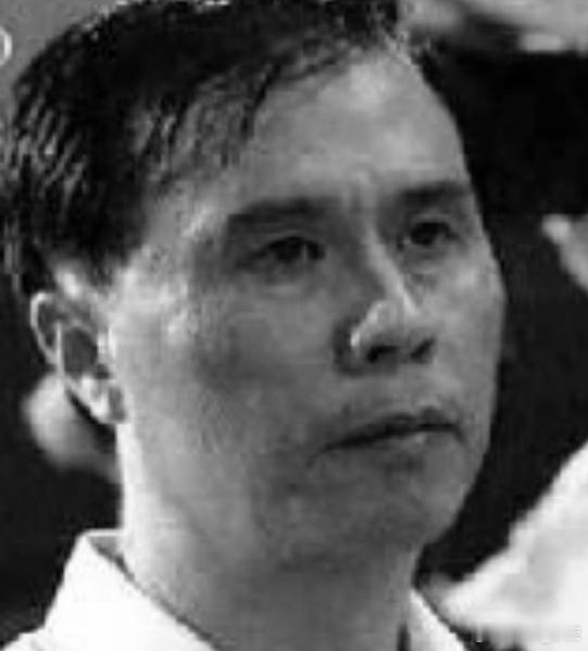 1999年中央收到实名举报信，查实厦门远华集团巨额走私行径，迅速成立专案组进驻查