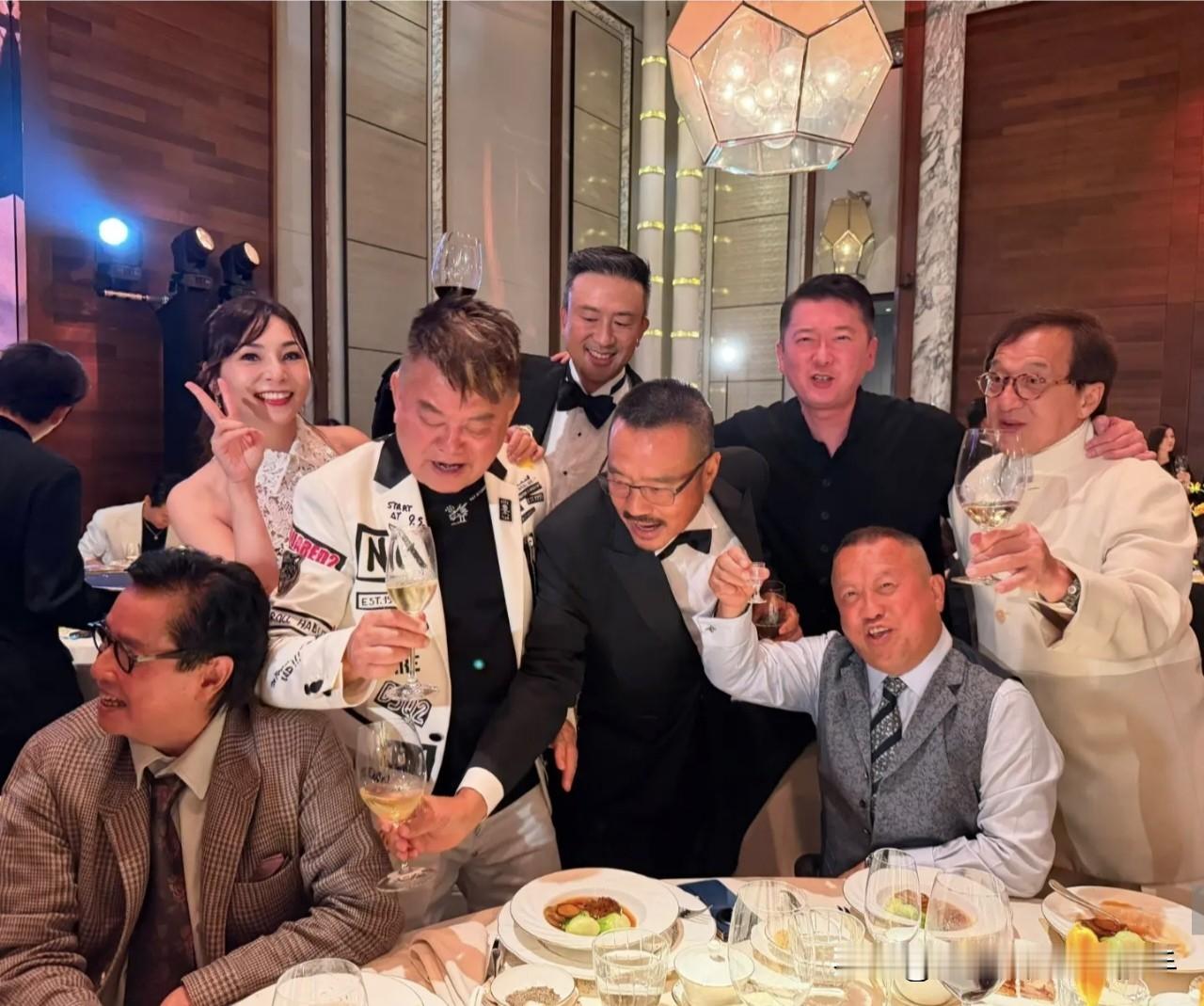 香港一场豪门婚宴现场，一众香港演艺圈老牌艺人难得齐聚一桌，男星能认识个七七八八，