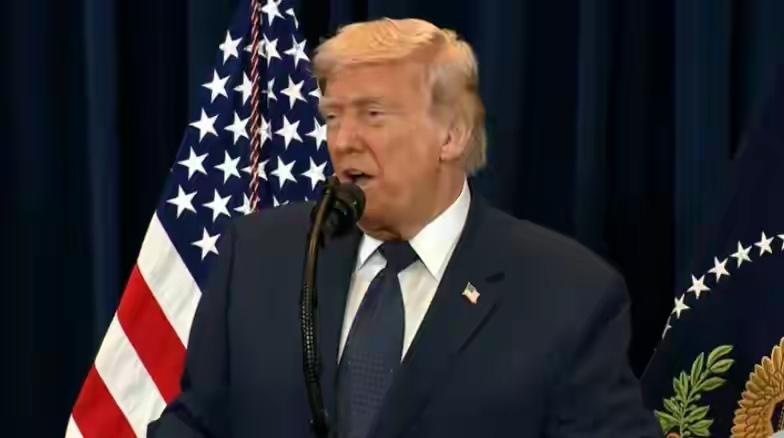 特朗普宣布对伊朗石油出口枢纽哈尔克岛发动空袭。

美国总统特朗普13日傍晚在社交