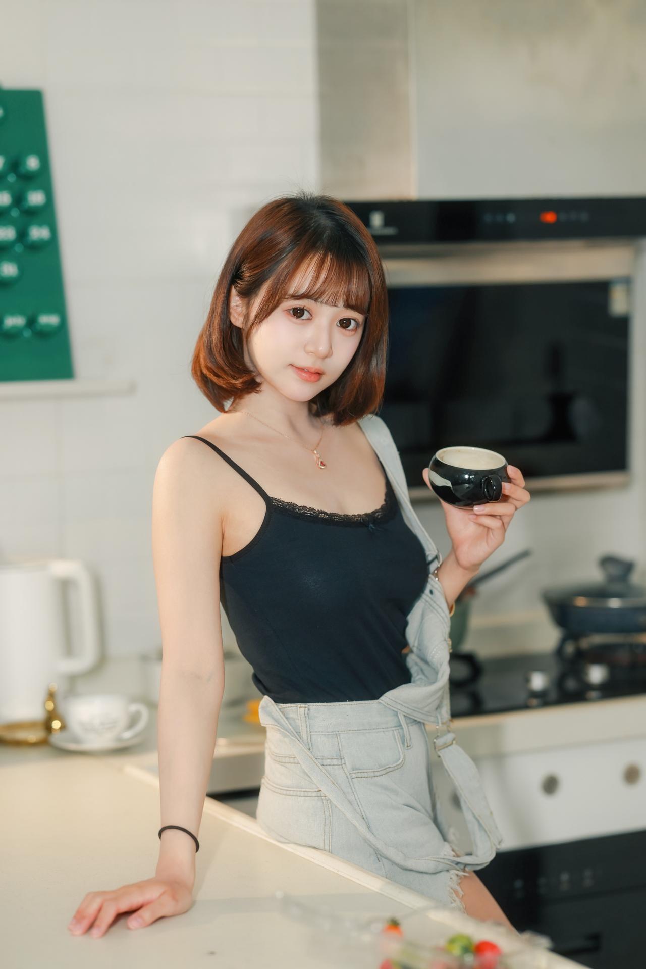 她的容颜，如同初春的樱花，清新甜美，令人陶醉。
《万万的甜》|辉の影
人像人像摄