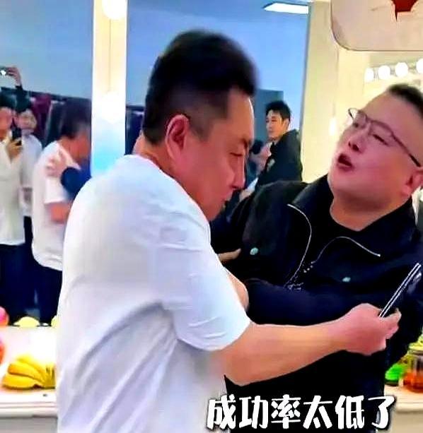 岳云鹏徒弟扑通一声跪下，抱住于谦大腿嘶吼：我们求红包失败率98.78%啊！
 