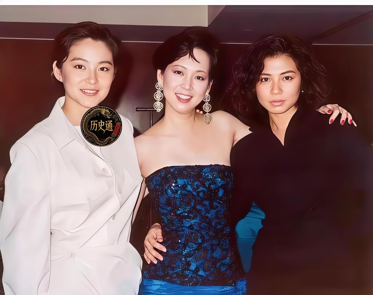 一九八六年的香港片场，镁光灯啪地亮起，三个女人站成一排。左边林青霞，眉宇间还带着
