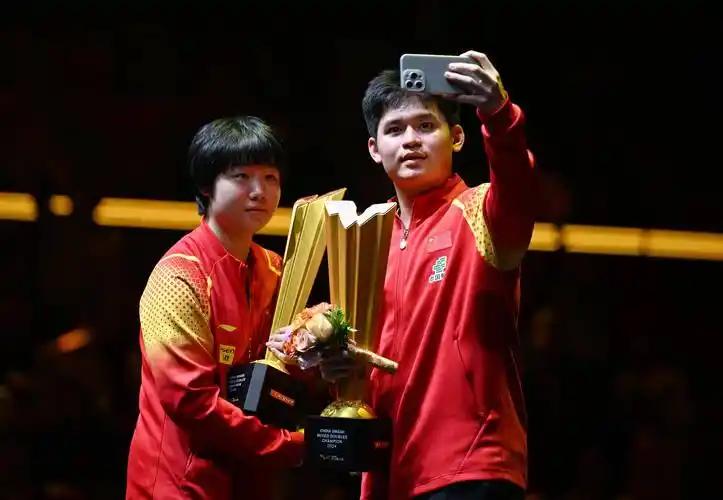 3-0冲冠，林诗栋/蒯曼开门红！2025WTT香港总决赛，混双小组赛，林诗栋/蒯