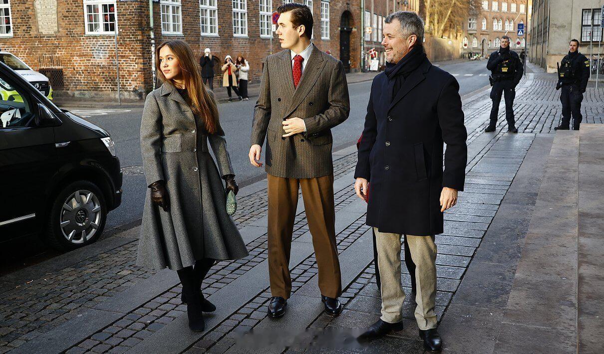 12.25 丹麦国王腓特烈十世一家参加圣诞弥撒，伊莎贝拉大衣来自prada 