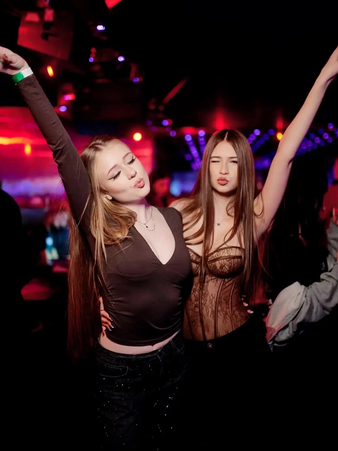 音乐酒吧现场 酒吧蹦迪 俄罗斯美女 俄罗斯酒吧夜生活