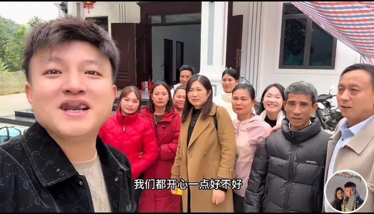 昨天老松夫妇启程回国，在送客的人里，就是老丈人夫妇、三个女儿，婶婶（小松、秋秋、