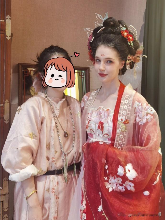 撒贝宁带妻女体验汉服文化，李白换好服装后撒贝宁走不动了，停在原地满眼都是爱意。别