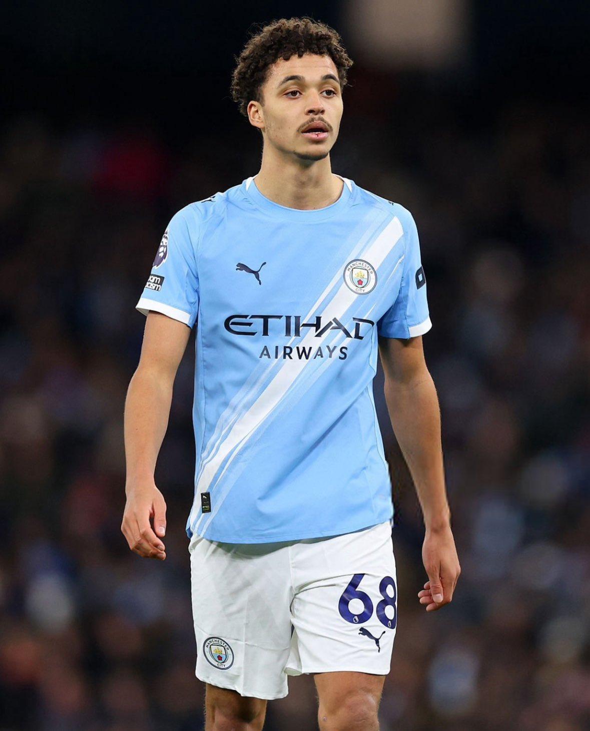 【曼城小将首秀满堂彩】在格瓦迪奥尔、鲁本·迪亚斯、斯通斯缺阵的情况下，马克斯·阿