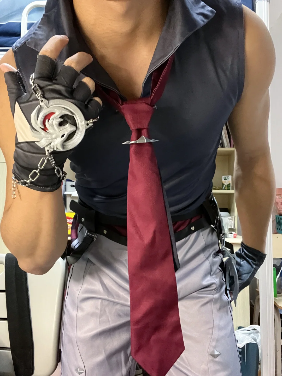 典狱长里面也穿小背心啊