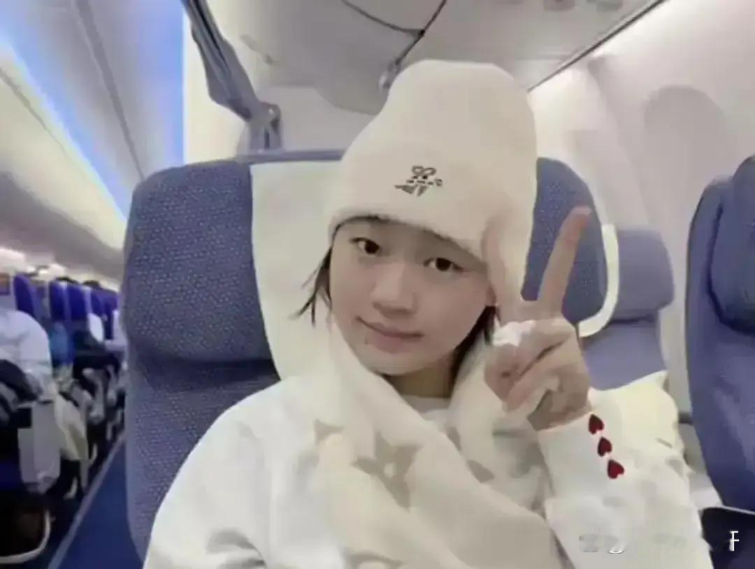 全红婵回北京了，12月18日奥运冠军张家齐在直播，全红婵特地赶去为好朋友加油，直