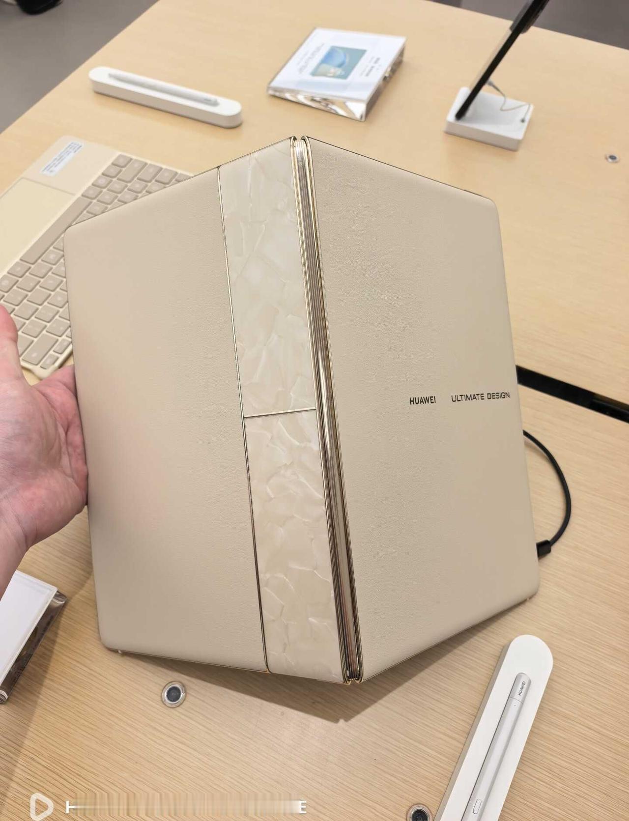 办公学习新装备｜鸿蒙PC新品来啦💻
超大折敞开用设计，屏幕观感超赞
鸿蒙跨设备
