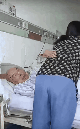 连生病了都不得闲，这双肮脏的老手。
所谓的“老不正经”，就是这样的吧。