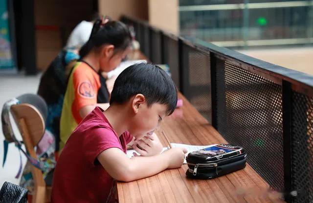 为何有的孩子学习很自觉，能见缝插针地学习，你不让他学他还急，而有的孩子，你催着逼