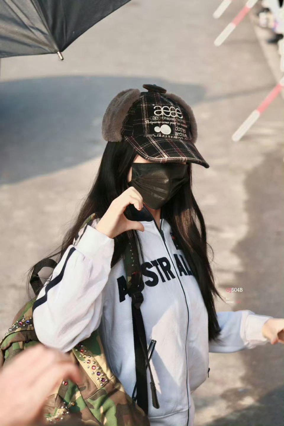 虞书欣横店路透完全青春女大来的！超有活力～ 