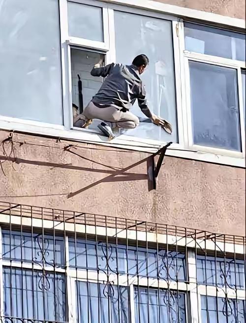 一个51岁的大叔擦家里的玻璃窗时，从5层楼的窗外掉下去没了性命。他原本就想让屋里