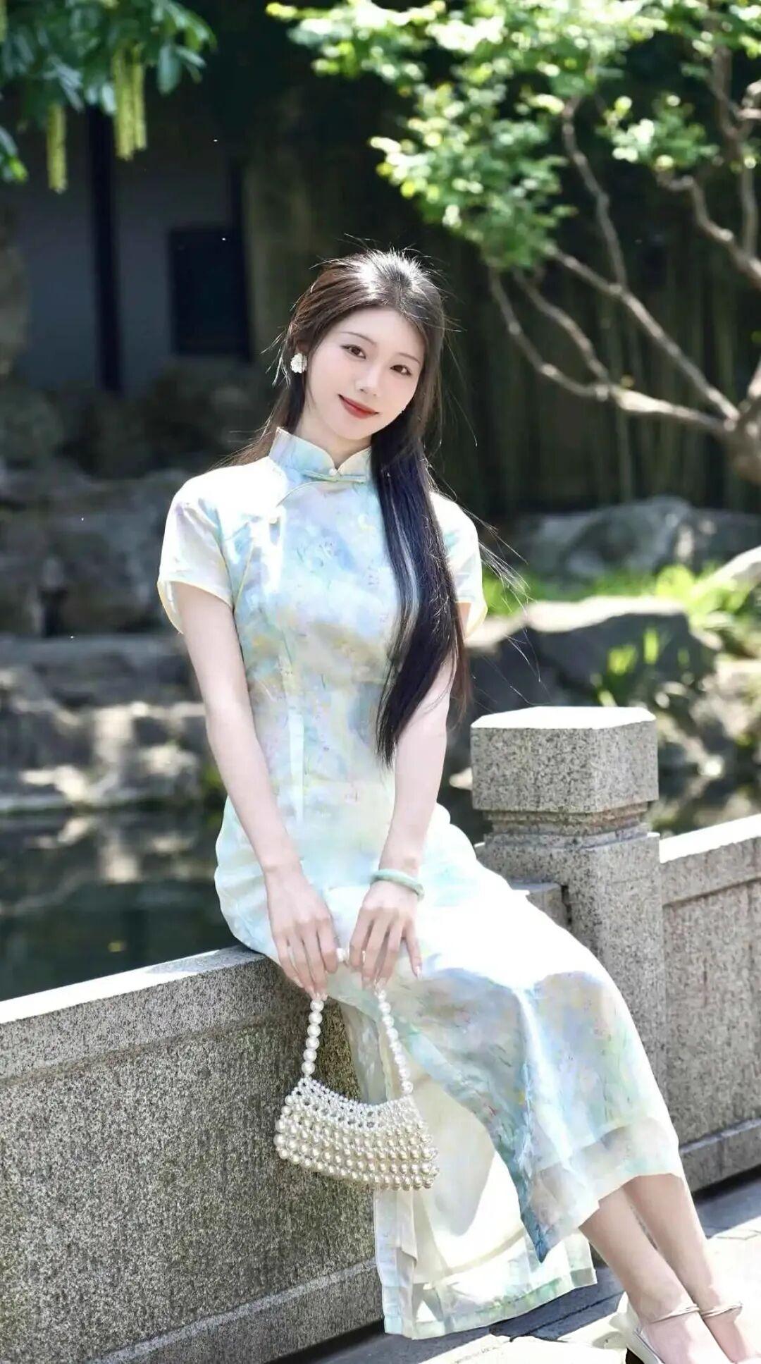 旗袍给予什么样女性美?一袭青衫入江南，旗袍藏尽东方风雅
浅碧晕染的旗袍，晕着烟雨
