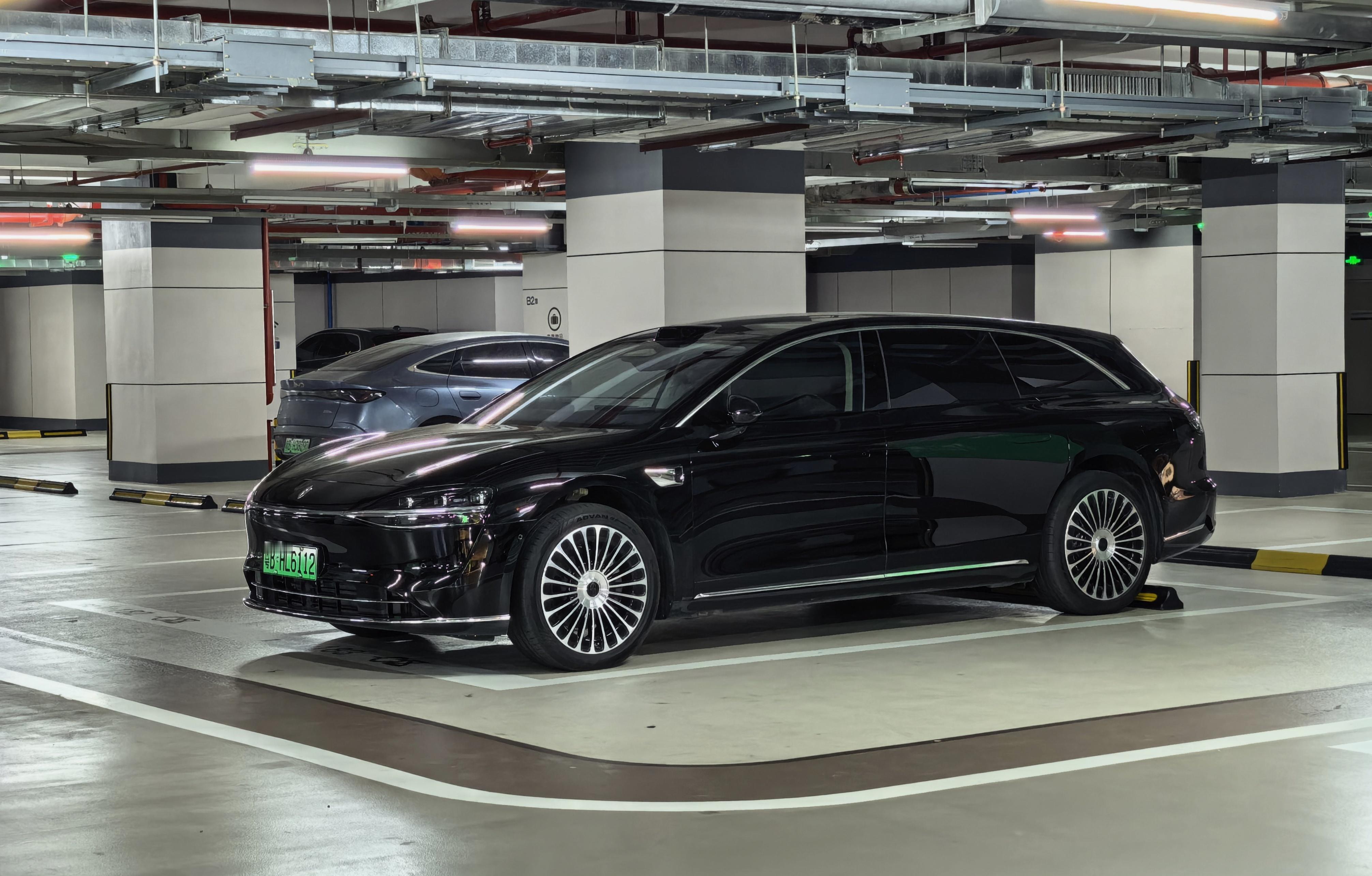 每次在停车场远远看到图中这车的时候，都在心里想：这什么品牌车啊，真帅啊！等走近了