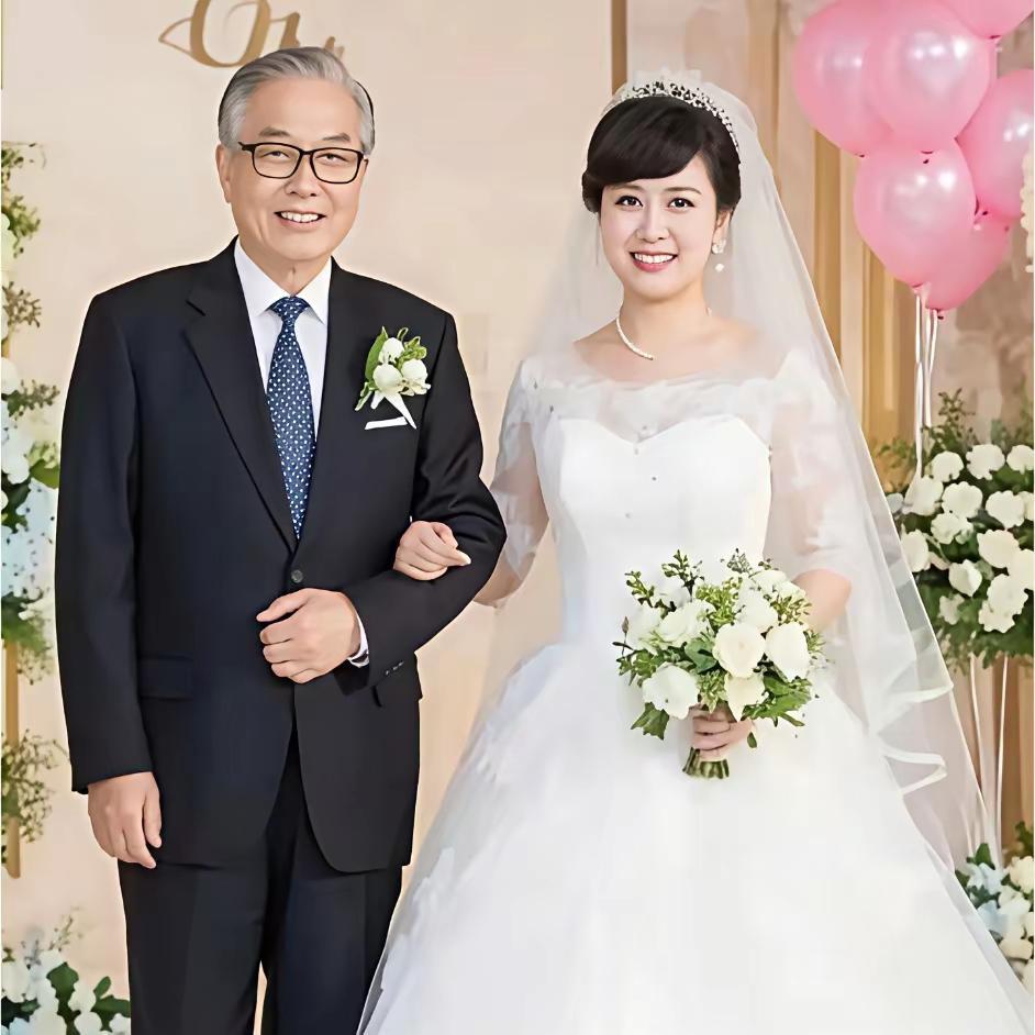爱情诚可贵，
又见老少配。
只要感情好，
代差无所谓。