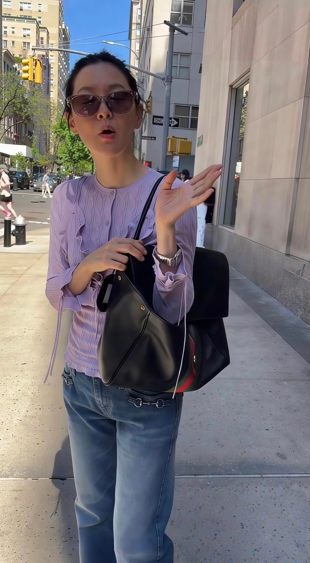 李英爱问：张凌赫很有名吗？一场发生在纽约街头的偶遇对话，意外在内娱掀起了一波讨论