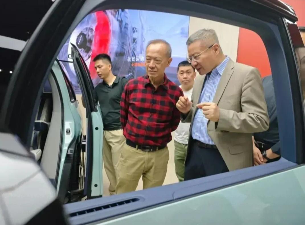 张维为教授的注意力高度集中，比如在参观车企时，他始终聚精会神地聆听工作人员讲解，