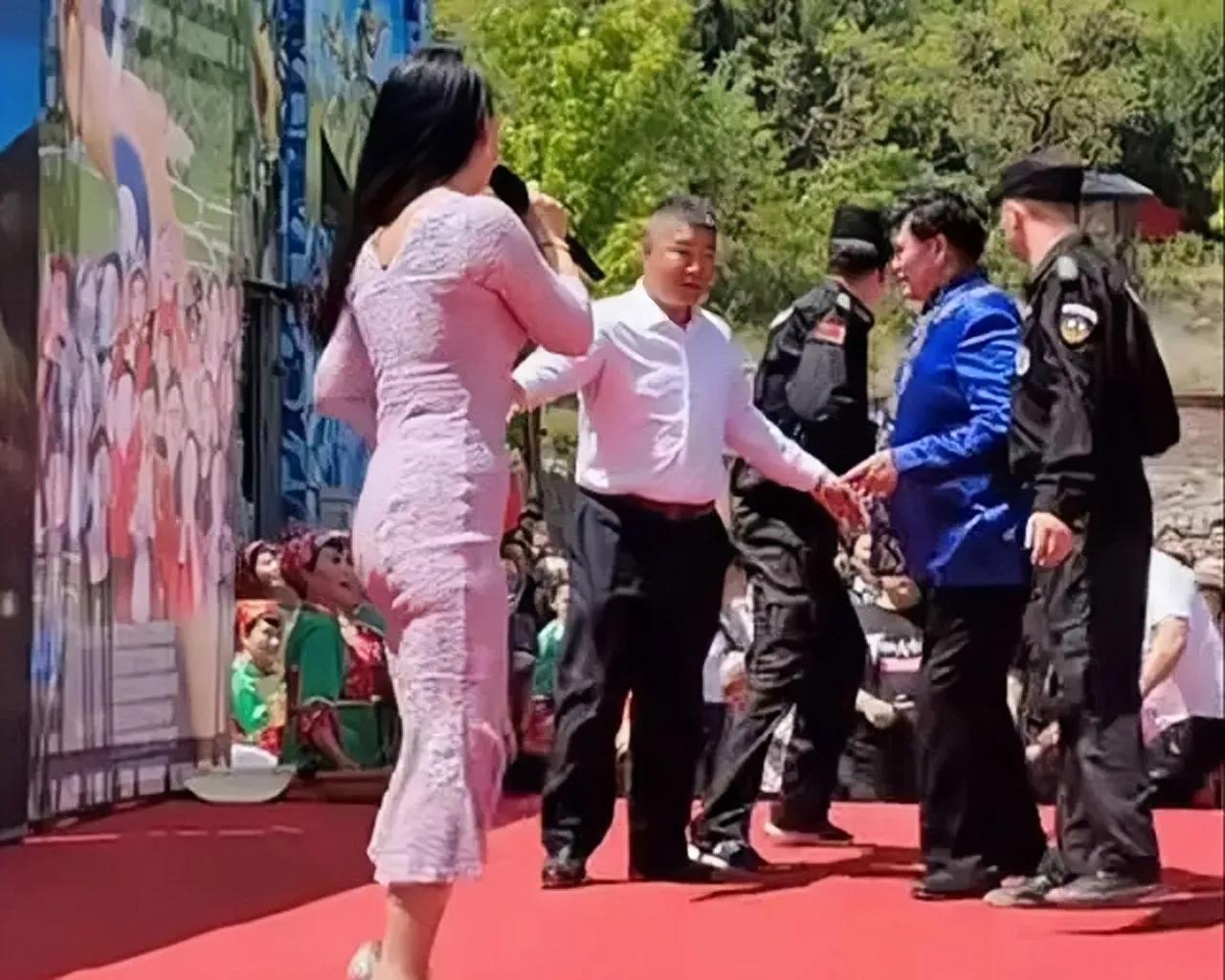 大衣哥朱之文五一期间在青州商演时被观众扔砖头，被保安严密保护，紧急撤离了现场。
