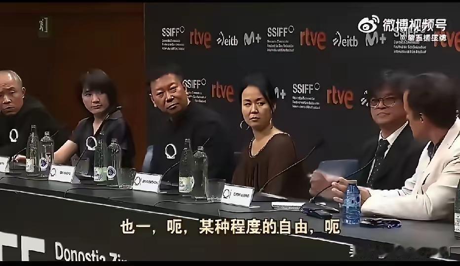 《监狱来的妈妈》在欧洲进行宣发时，一位白人主持人问该电影的导演秦晓宇：虽然在中国