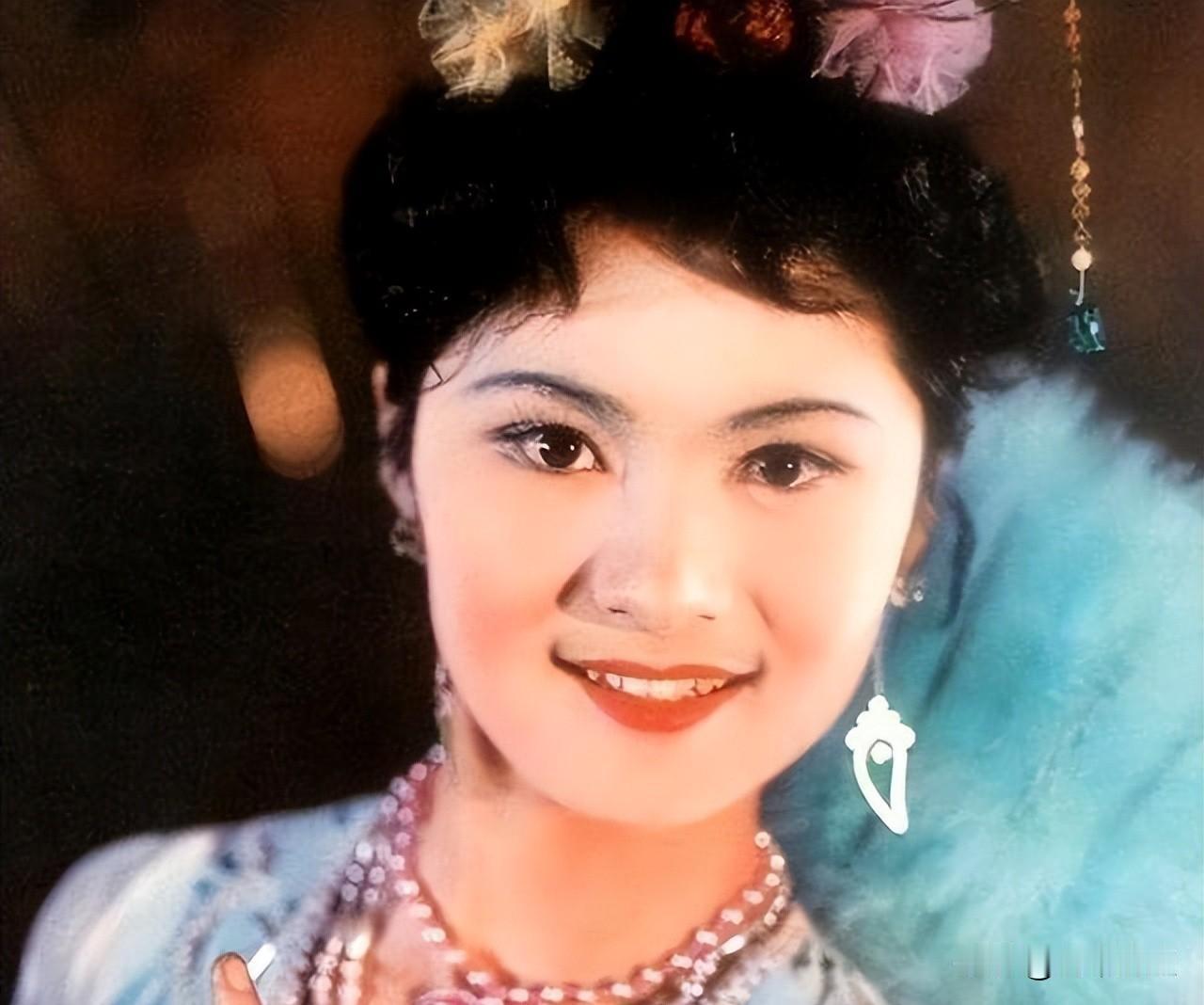 她不是传说里的那个人，也不是谁家的儿媳或前妻。
她是韩月乔，今年六十九岁，还在画