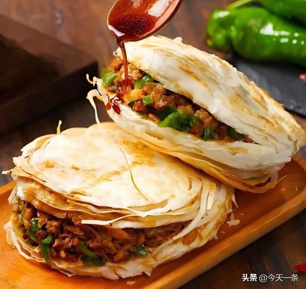 卤肉一定要焖，肉质更软烂多汁。面和偏硬，烙出的饼才筋道、放久不软塌。喜欢香辣可以
