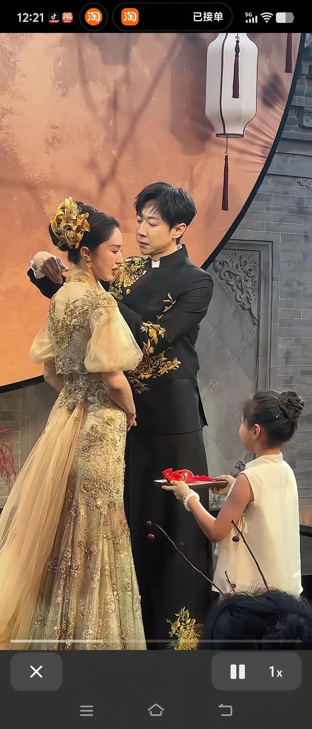 董璇大婚看了一个评论，觉得太经典了，说“有种落魄皇贵妃嫁给了太监总管的感觉”
张