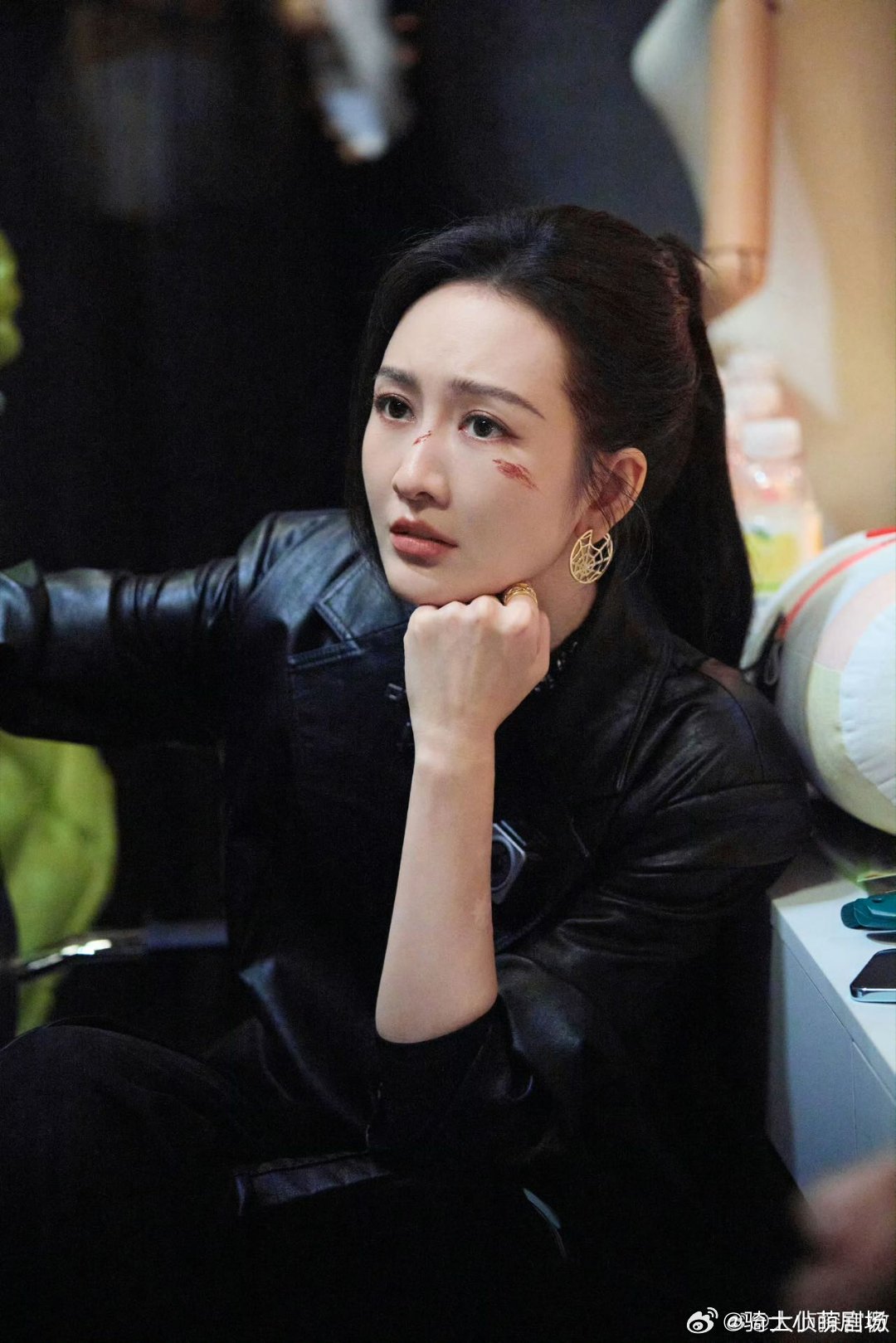 王鸥杨蓉甜到不知天地为何物大侦探被蓉鸥铐手片段狠狠戳中！手腕相蹭的暧昧，迈步时互