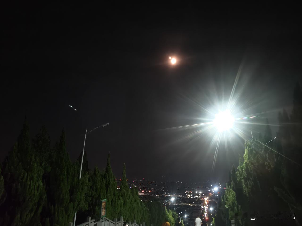 千山迎落日,谁能接住这下半句?
下联:万家盼人归