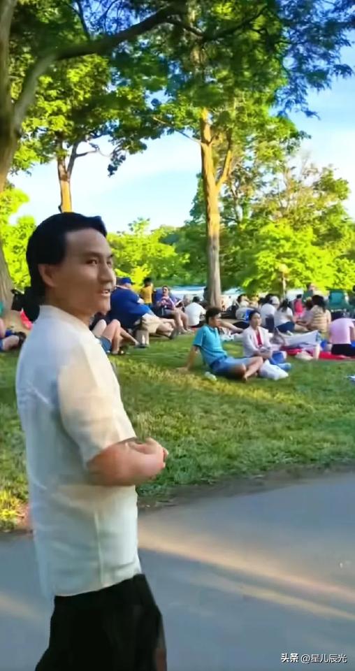 还以为一大早刷到苏伢子跟女朋友一起看瀑布的视频，因为听到帮苏伢子拍视频的是女生的