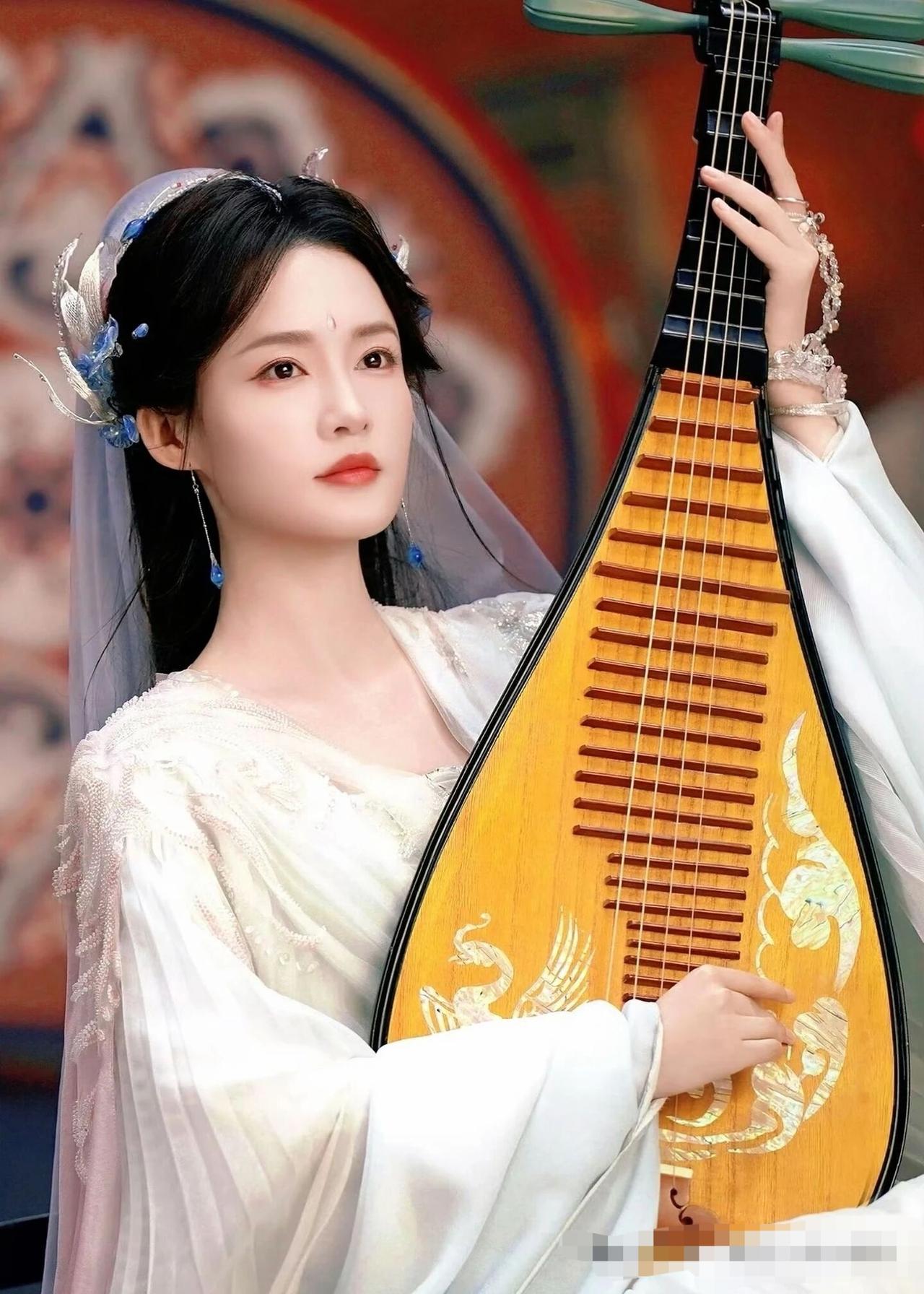 李沁新剧《咸鱼飞升》，这魅力谁能抗拒？

既能演《白鹿原》悲情坚韧的田小娥
也能