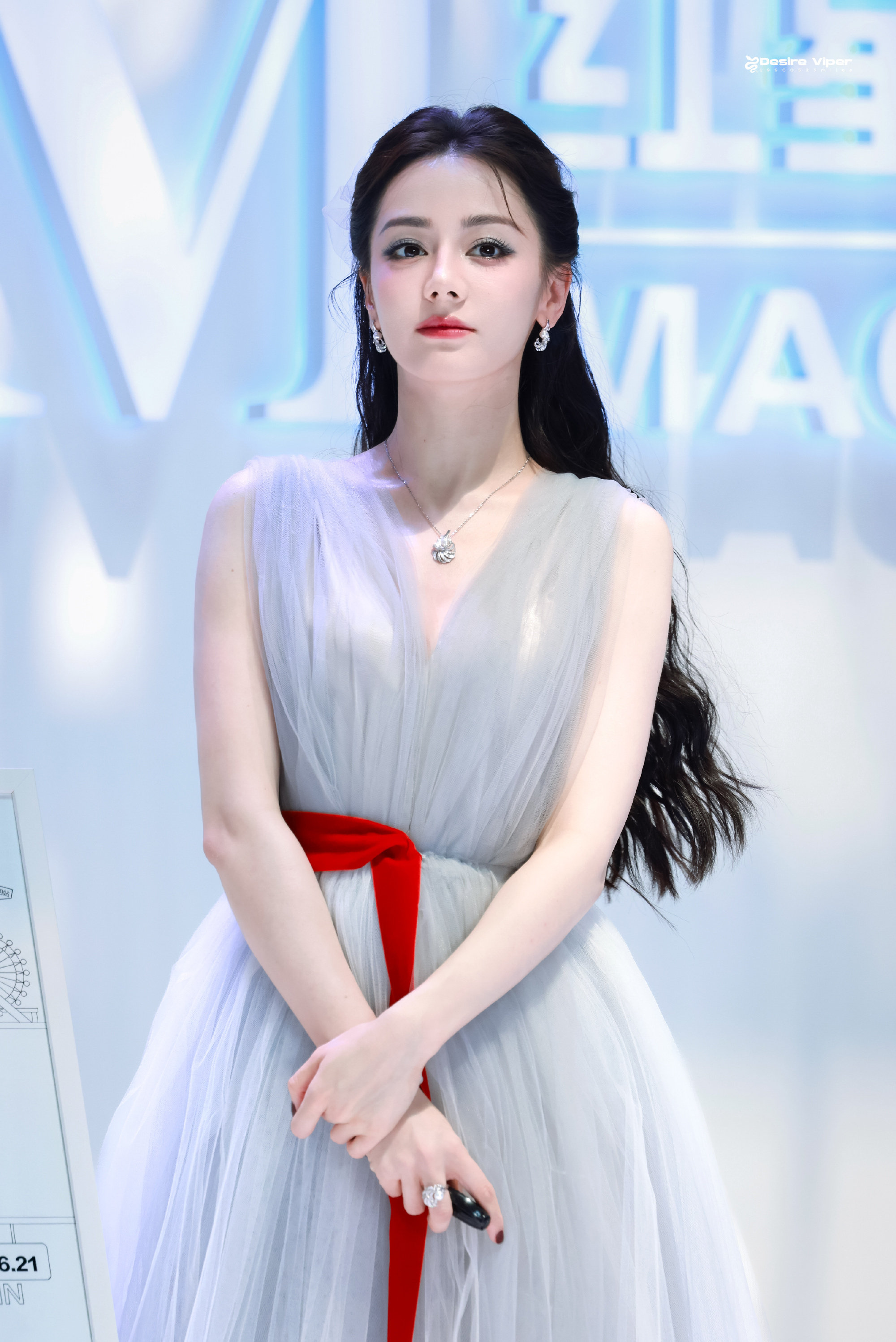以为迪丽热巴要媚原来衣服挂到了好久之前的活动了 迪丽热巴很美的[给你小心心] ​