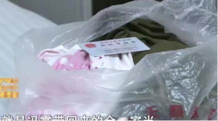 [微风]2007年，16岁的冯霞在学校爬墙跟一陌生男人跑了，自此杳无音讯，15年