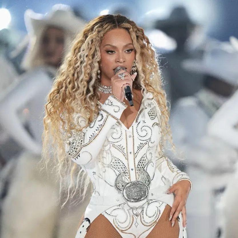 碧昂丝 Beyoncé 现已成为艾美奖得主。她凭借Netflix特别节目《碧昂丝