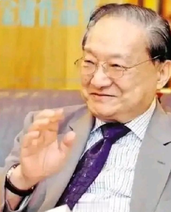 金庸当年看中西湖边的风水，开口向杭州要块地建别墅，承诺百年后连房带书全部奉上，杭