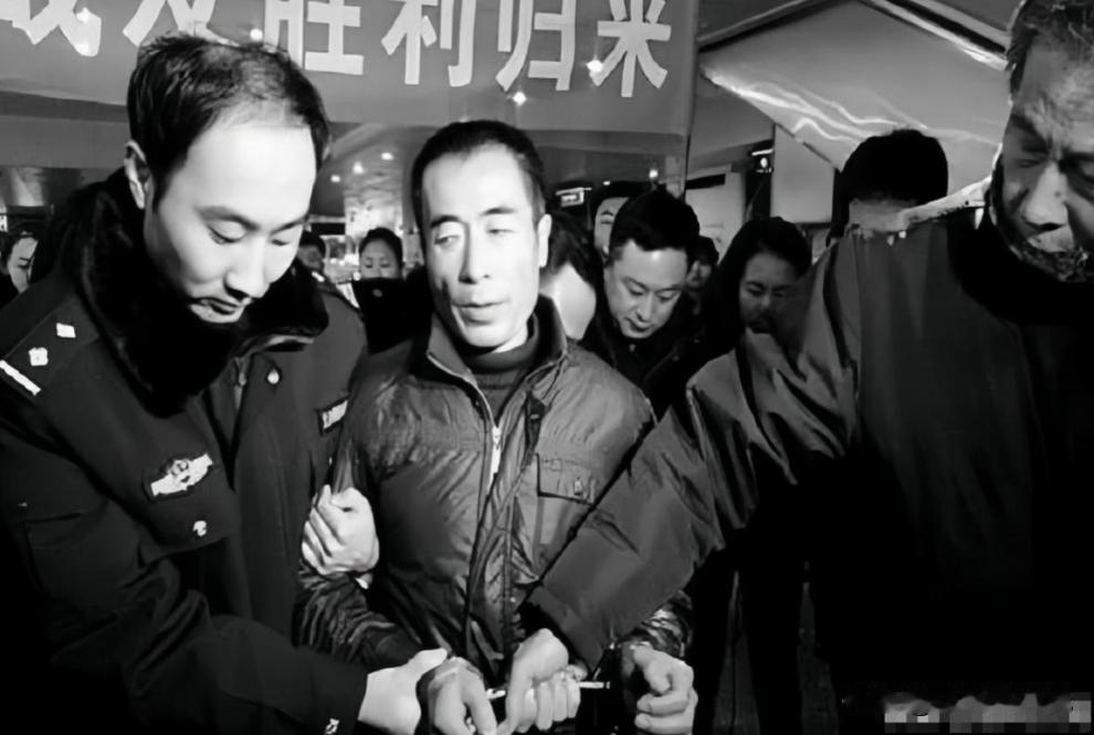 1999年沈阳，李俊岩靠俊军实业公司掩护，在五爱市场拉帮结派，持枪垄断货运，与刘