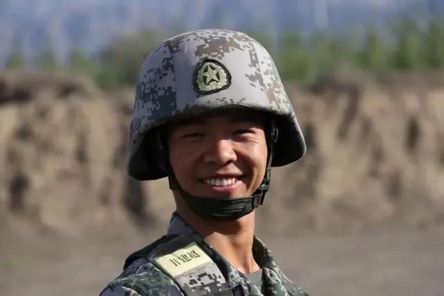 军中好男儿——甘建超
他是广安邻水人，17岁入伍，少尉军衔。
他是一名防化兵，

