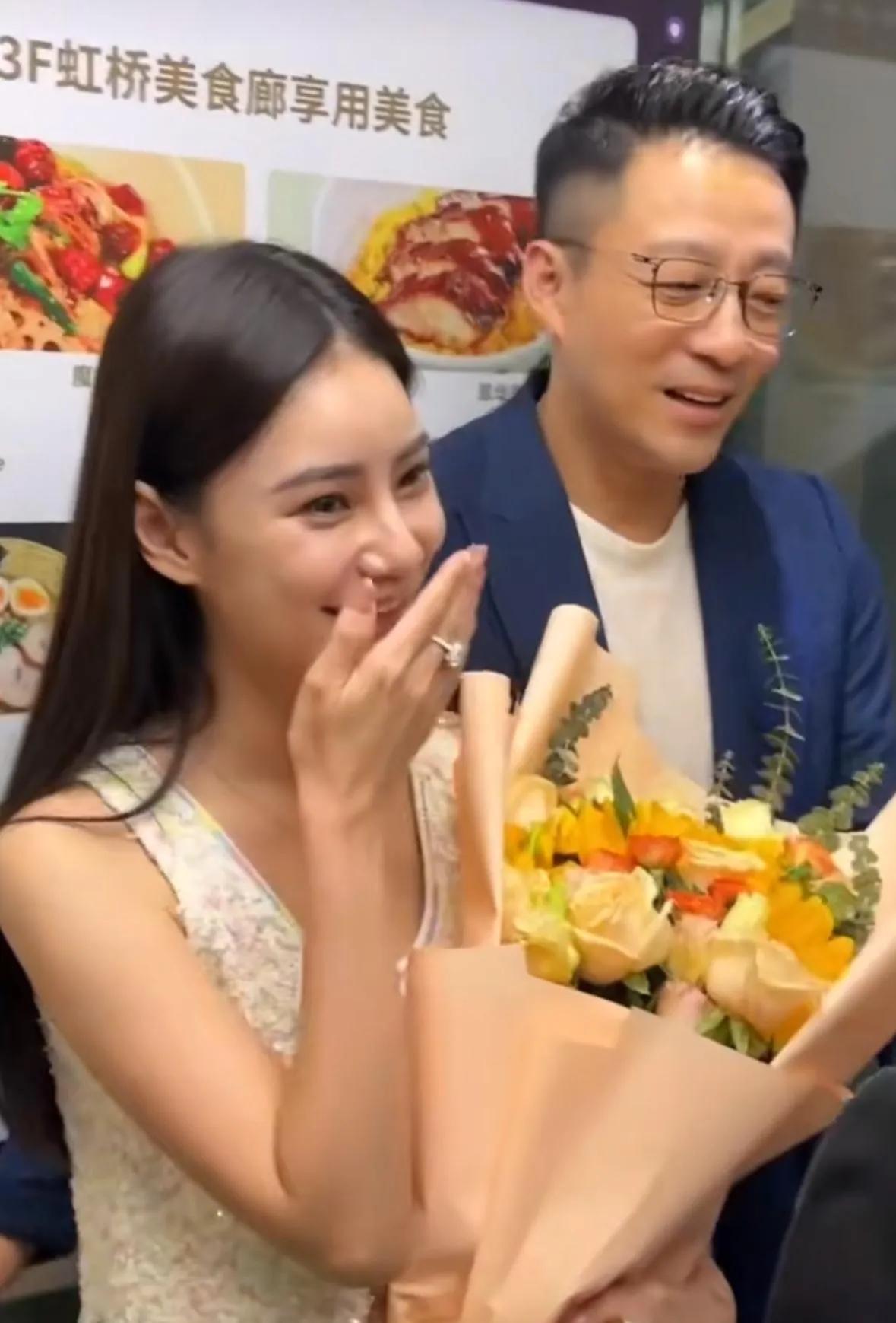 马筱梅捧着鲜花，露出大钻戒，笑得那么开心，这是稳固了汪家媳妇位置后的激动的笑。
