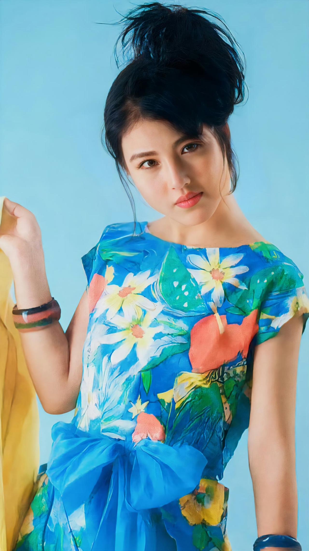 如花似玉，热情洋溢，活泼可爱的少女周海媚