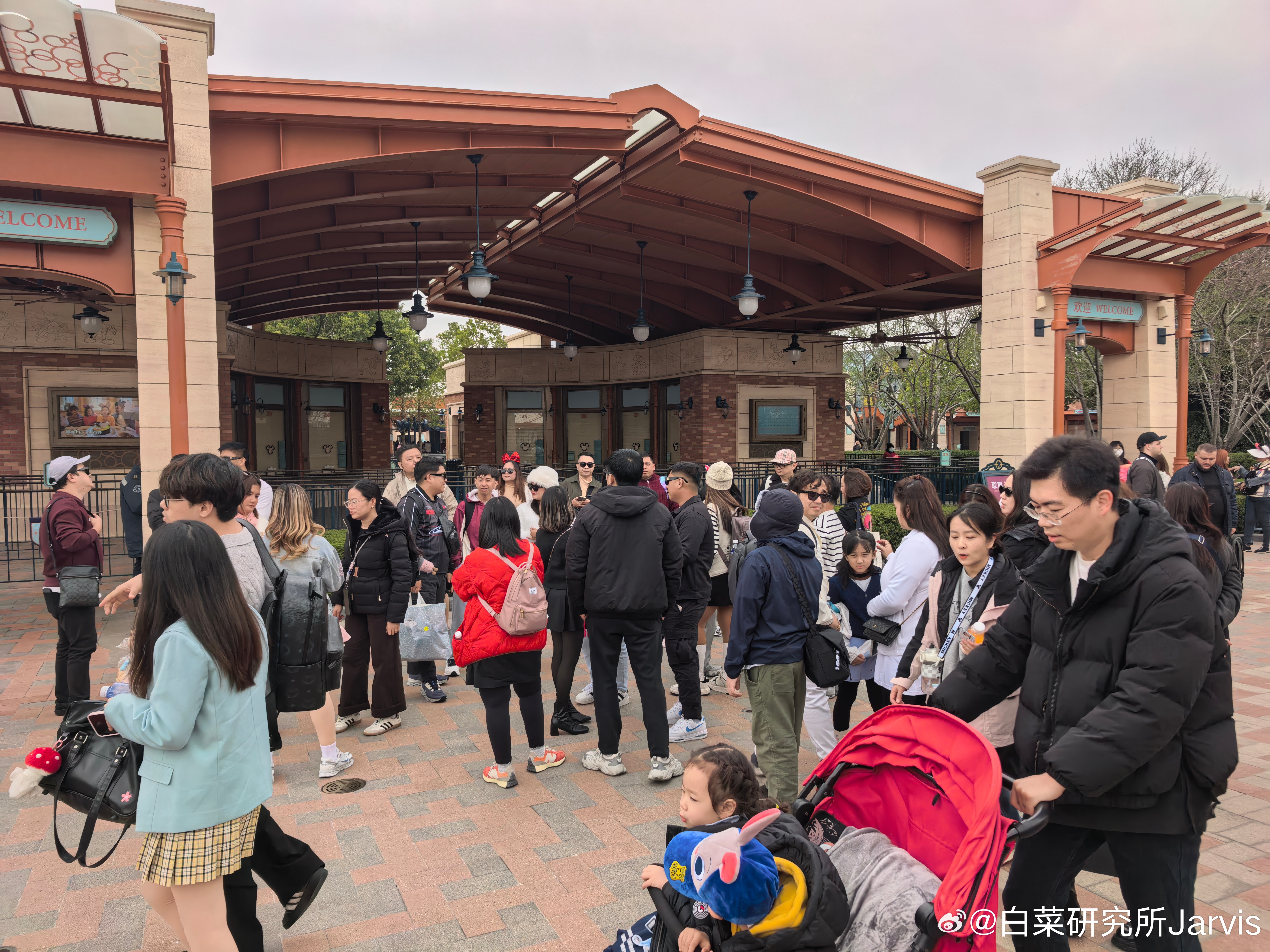 迪士尼现在东南亚人真多啊…是港迪不香了吗，怎么都跑沪迪来了，本来这个时候应该是淡