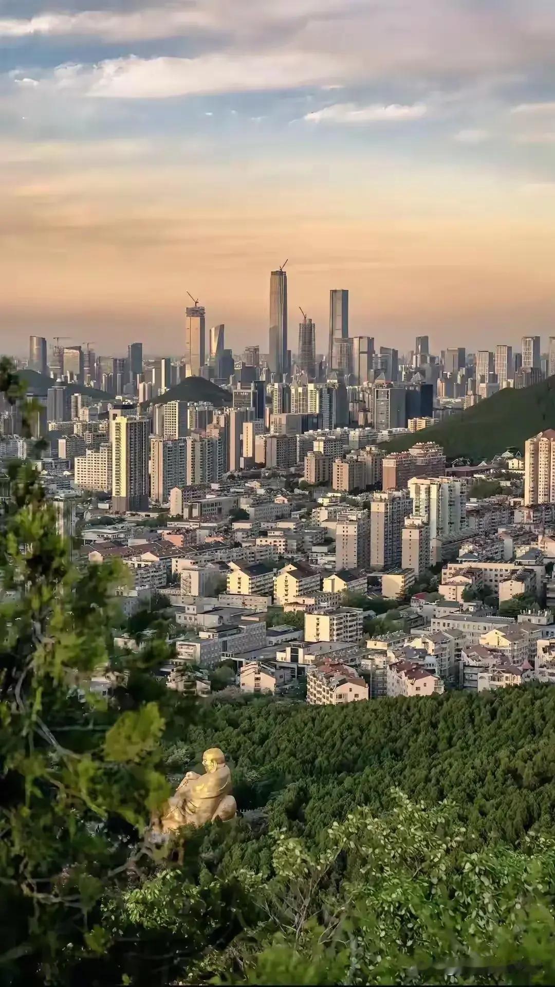 山东的“强省会”名不副实。山东依然大力支持青岛，而济南则选择了契合国家战略来突围