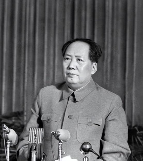 兴邦领袖，济世巨人！
临危定策，决胜三军！
胸藏经纬，气撼风云！
任凭风雨，永敬