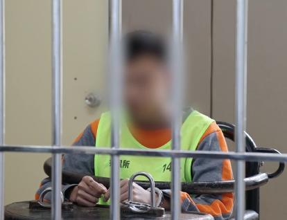 这三15岁的小子，
凌晨拿家伙打人，
被抓了还念叨，
忘了1月1号起14岁能拘了