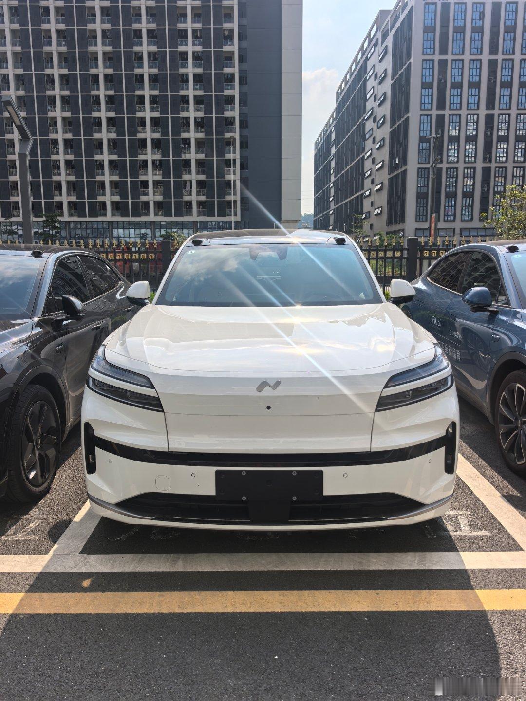白色乐道L90网上很多人说前脸线条太多，买黑色更好现实当中看白色也非常合适，不会