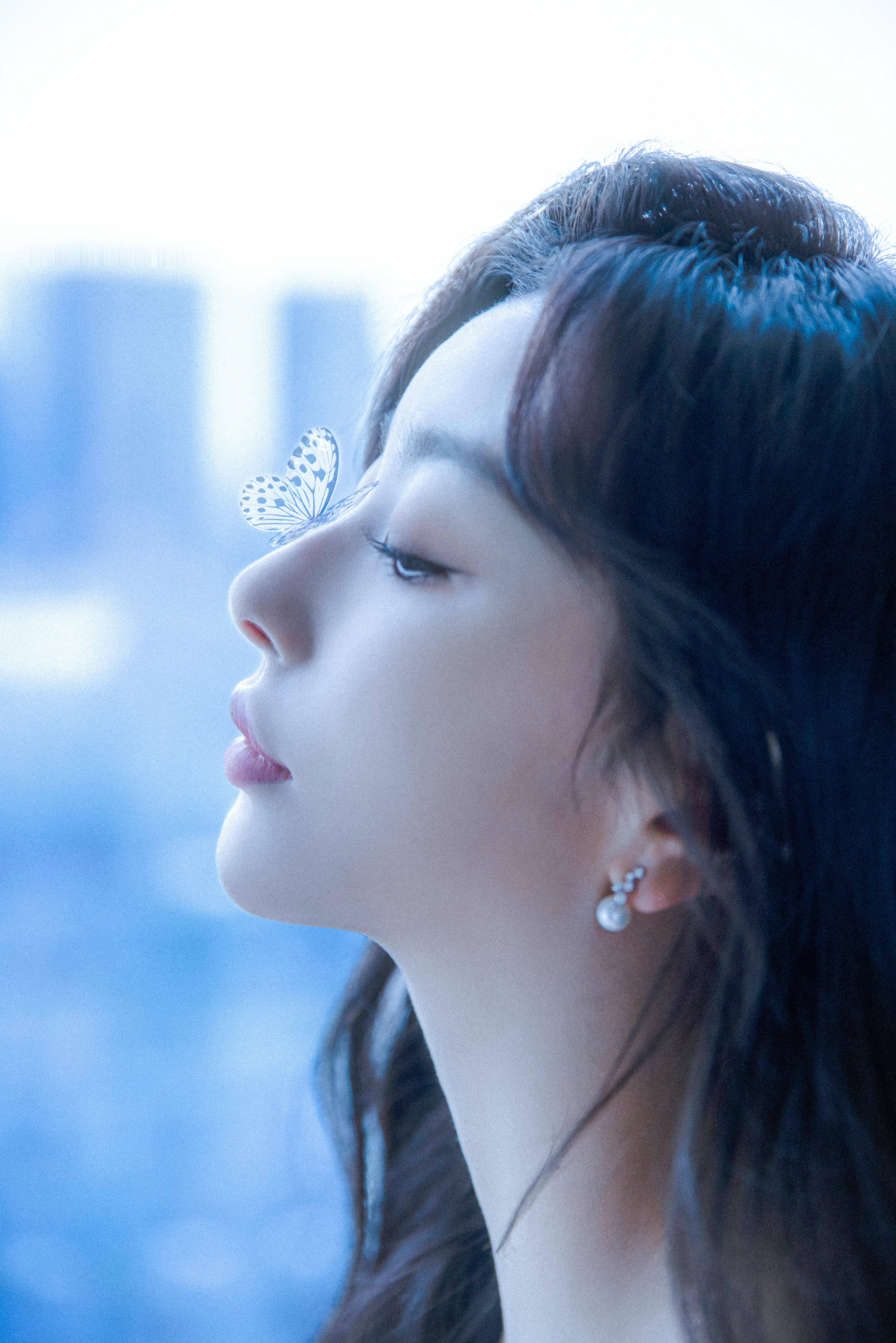 孔雪儿   黑色吊带纱裙勾勒灵动与温柔 ​​​