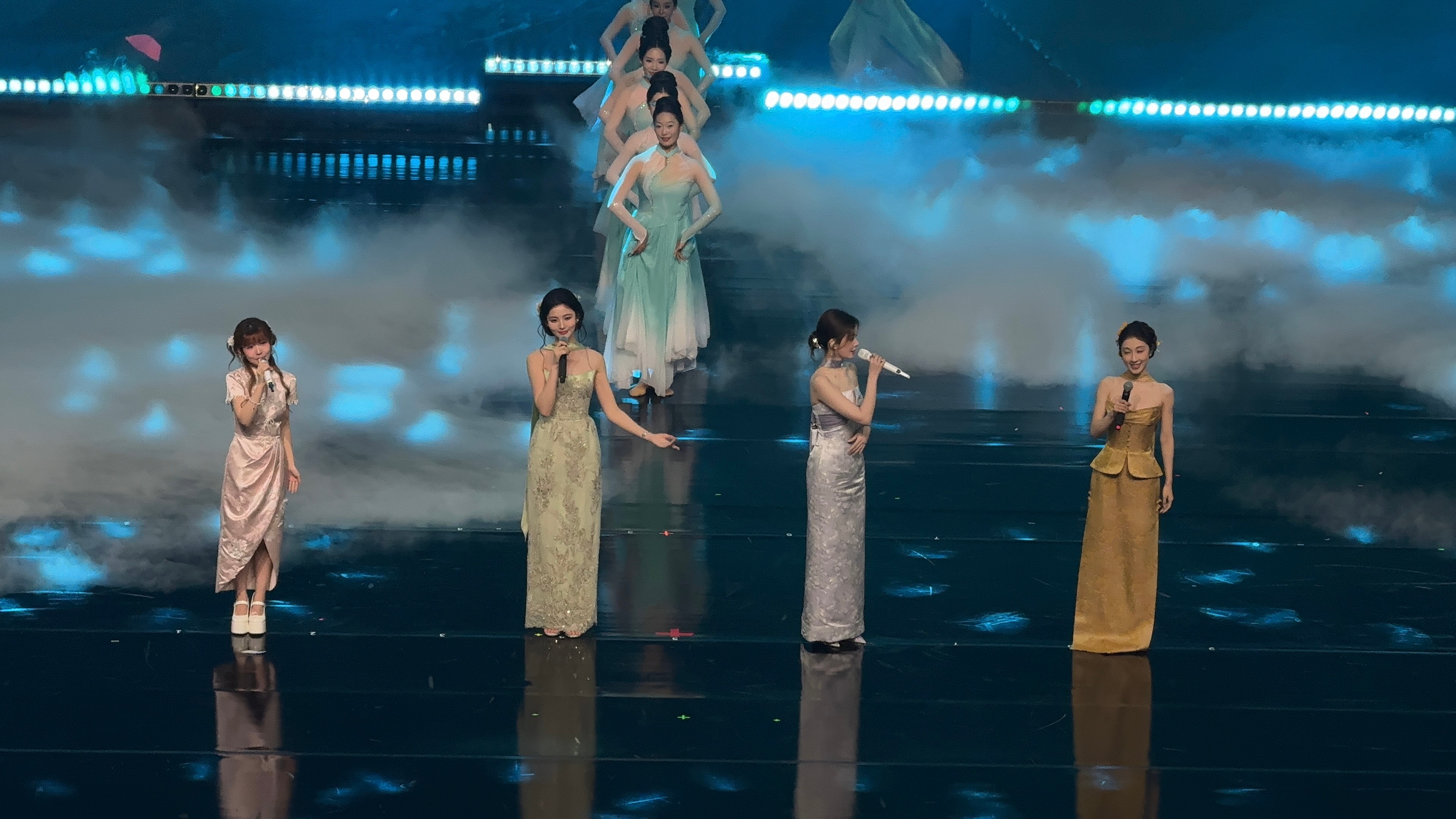 陈卓璇赖美云赵晴张小婉同框赵晴张小婉陈卓璇赖美云春三月舞台四位美女同台《春三月》